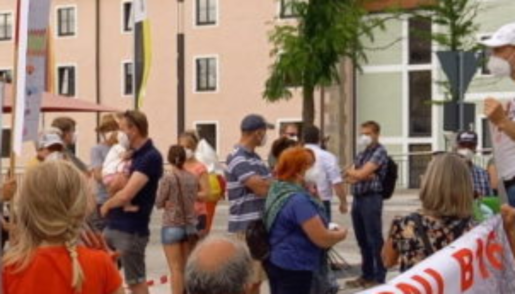 Demonstranten auf dem Manchinger Marktplatz